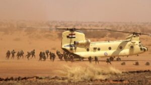 جنود ينزلون من طائرة هليكوبتر من طراز CH-47 شينوك تابعة للجيش المصرى - (الصورة / وكالة الصحافة الفرنسية)